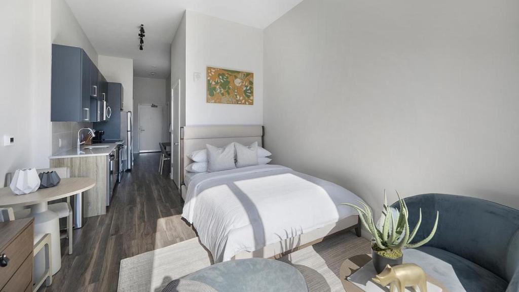 1 dormitorio pequeño con 1 cama y cocina en Landing - Modern Apartment with Amazing Amenities (ID1401X749) en Nashville