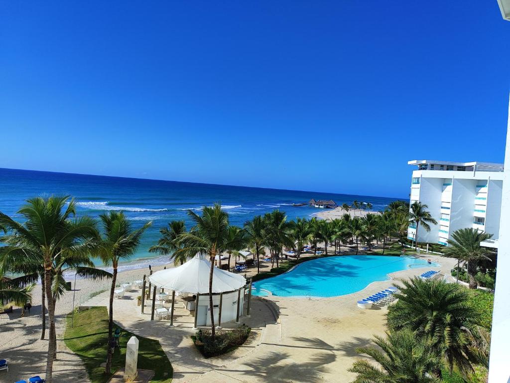 z góry widok na ośrodek z basenem i plażę w obiekcie Vista marina Marbella w mieście Juan Pedro