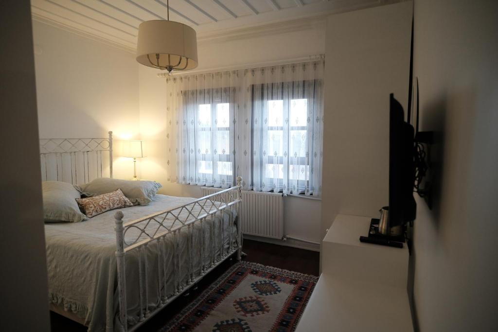 1 dormitorio con 1 cama y TV en MECİT KAPTAN KONAĞI, en Kastamonu