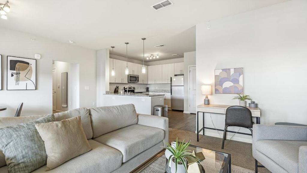 sala de estar con sofá y cocina en Landing Modern Apartment with Amazing Amenities (ID1256X568), en Greenville
