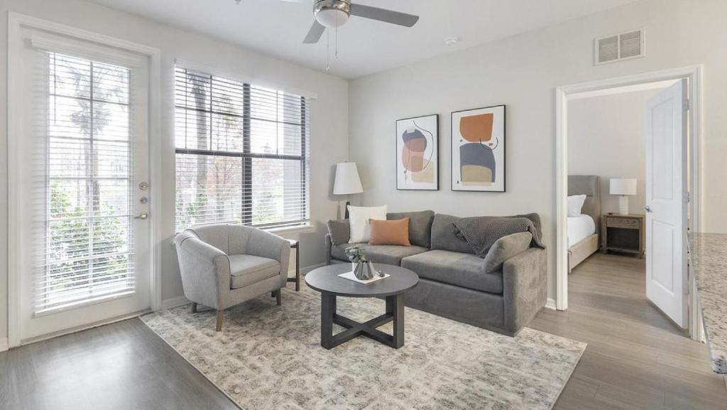 sala de estar con sofá y mesa en Landing Modern Apartment with Amazing Amenities (ID9801X81) en Tampa