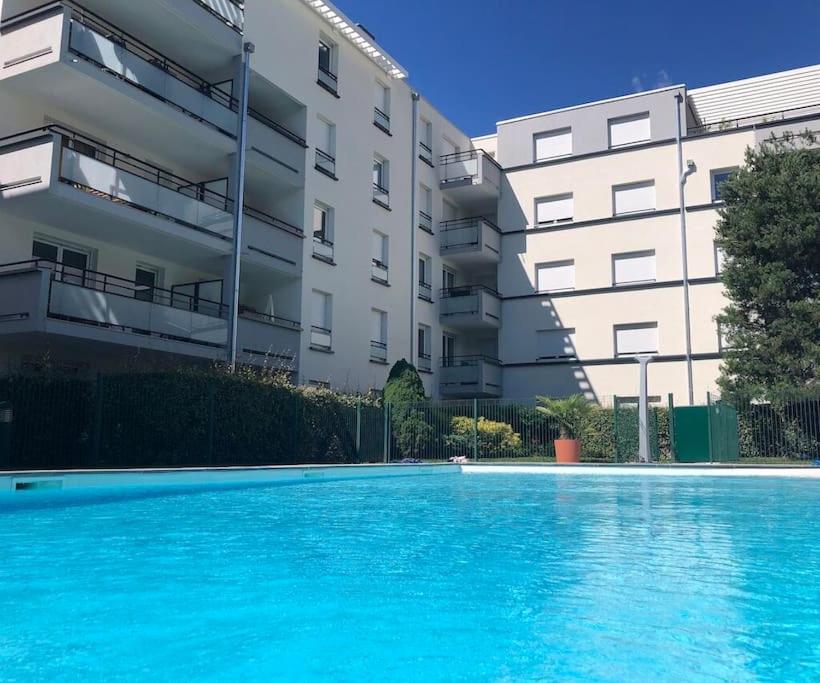 בריכת השחייה שנמצאת ב-Superbe appartement T3 en résidence avec piscine או באזור
