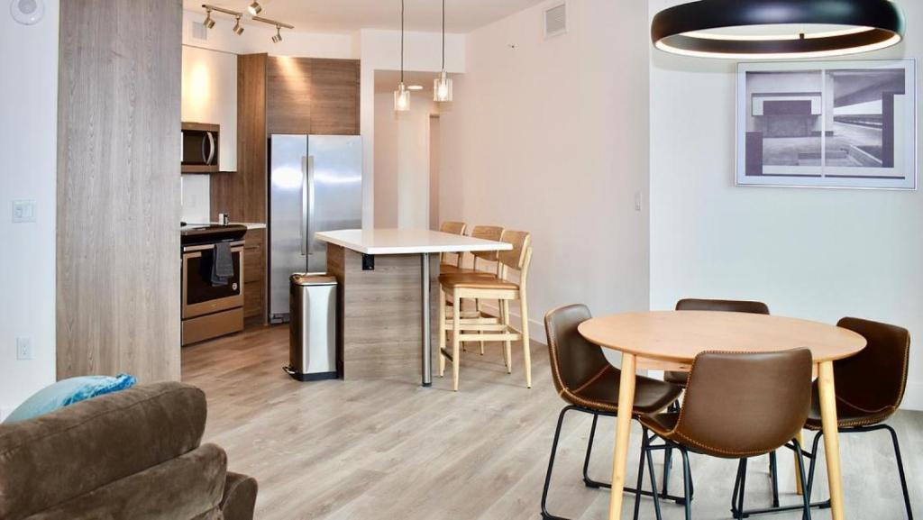 uma sala de estar com uma mesa e uma cozinha em Landing Modern Apartment with Amazing Amenities (ID2665X75) em Fort Lauderdale