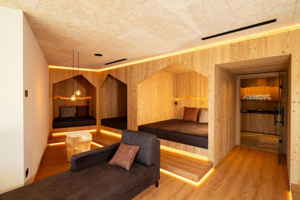 Postel nebo postele na pokoji v ubytování Hotel Alpenrose Dolomites
