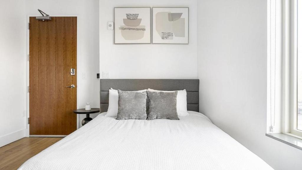 Säng eller sängar i ett rum på Landing Modern Apartment with Amazing Amenities (ID1797X41)