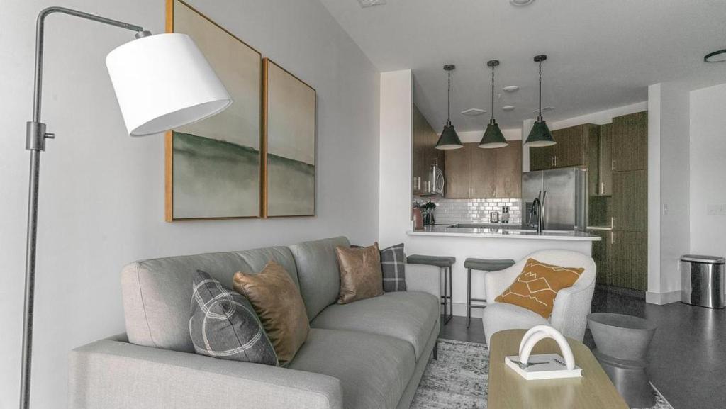 een woonkamer met een bank en een keuken bij Landing Modern Apartment with Amazing Amenities (ID1783X42) in Richmond