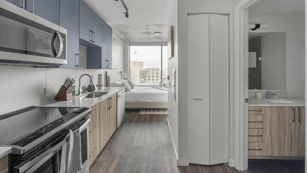 Köök või kööginurk majutusasutuses Landing Modern Apartment with Amazing Amenities (ID1398X850)