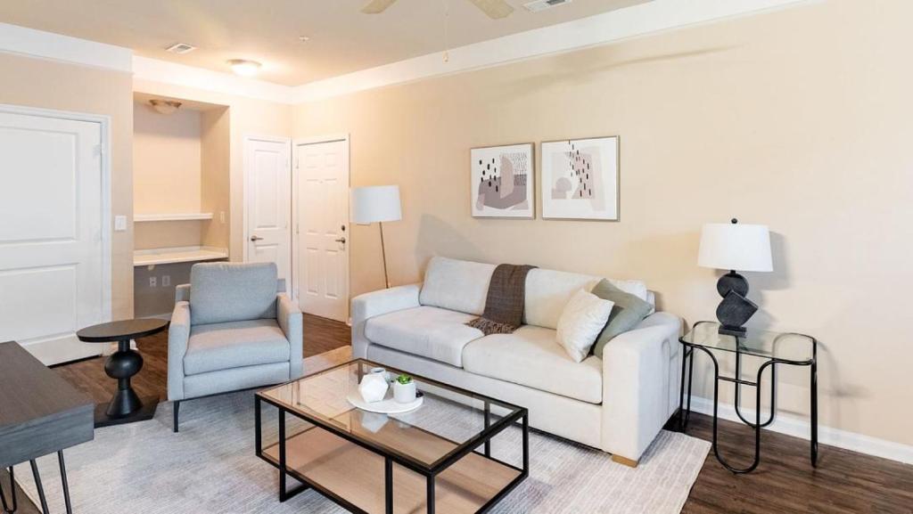 uma sala de estar com um sofá e uma cadeira em Landing Modern Apartment with Amazing Amenities (ID4344X54) em Goose Creek