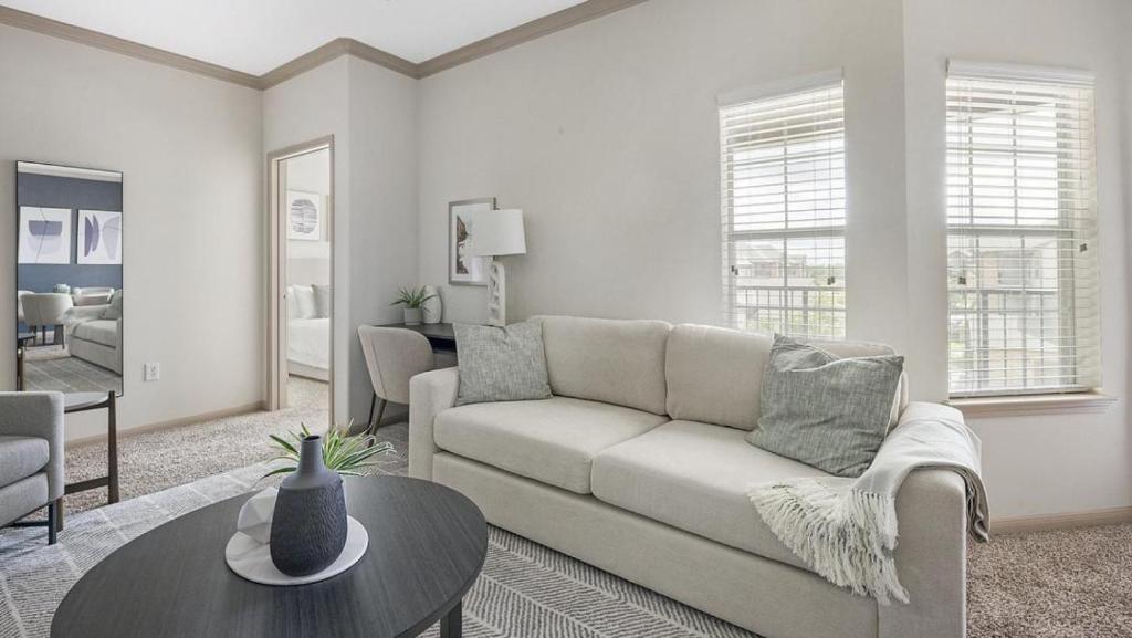 - un salon avec un canapé et une table dans l'établissement Landing Modern Apartment with Amazing Amenities (ID1192X865), à Houston
