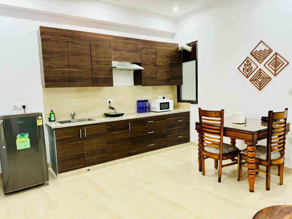Kuchyň nebo kuchyňský kout v ubytování ZEN Suites - Golf Course Road Gurgaon