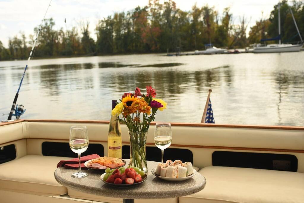 een tafel op een boot met twee glazen wijn bij Charming Yacht on Catskill Creek in Catskill