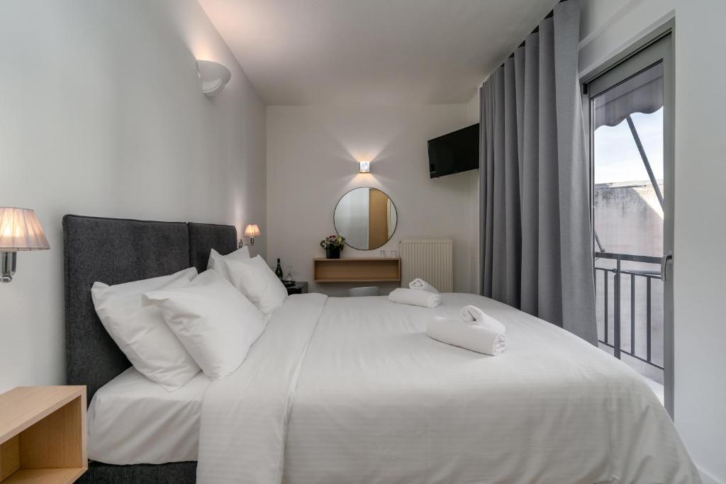 Кровать или кровати в номере Hotel Adonis Athens