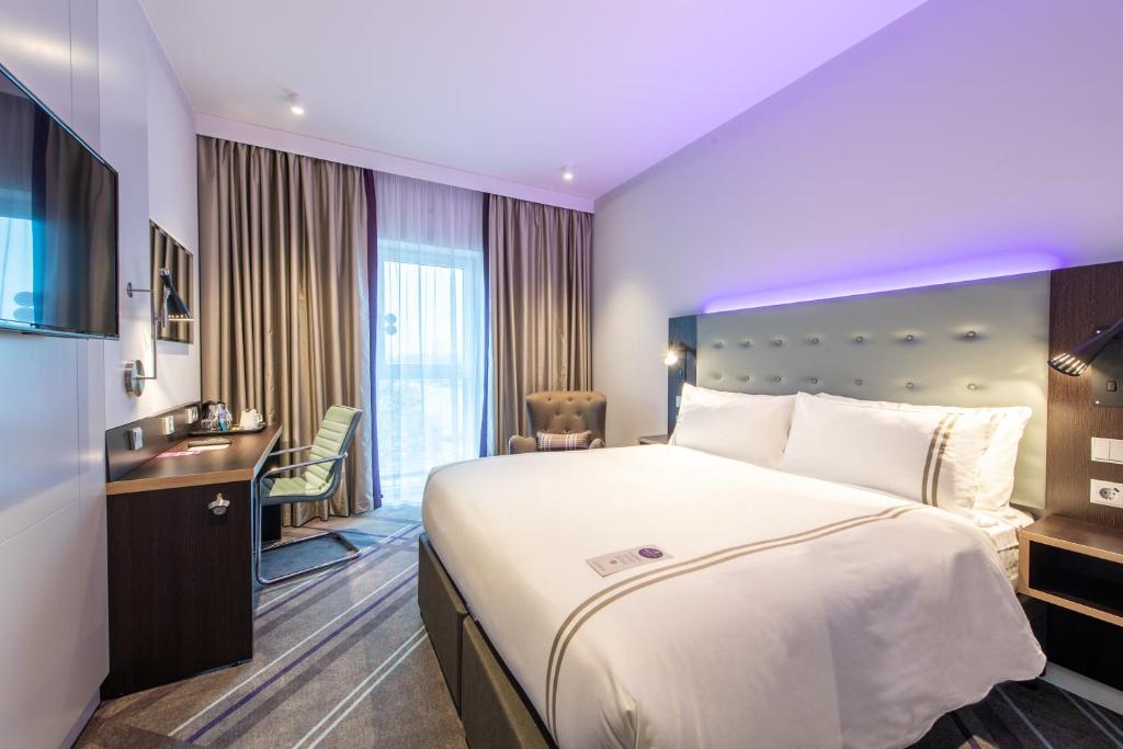 En eller flere senge i et værelse på Premier Inn Hamburg St. Pauli