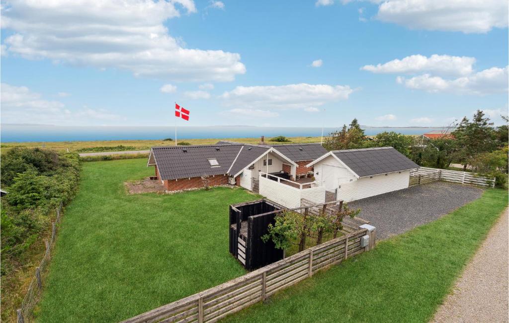 una vista aérea de una casa con una valla en 3 Bedroom Cozy Home In Lgstr en Løgsted