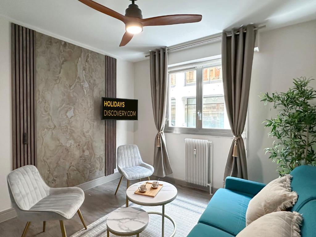 - un salon avec un canapé bleu et un ventilateur de plafond dans l'établissement 1601 - Charming studio in Paris Olympic Games 2024, à Paris