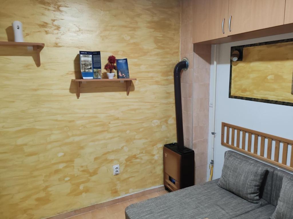 ein Schlafzimmer mit einem Bett und einer Holzwand in der Unterkunft Sobica in Sremska Kamenica