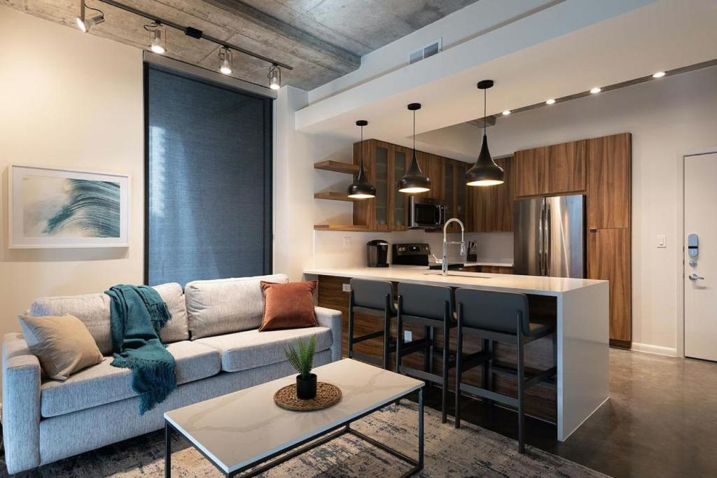 Landing Modern Apartment with Amazing Amenities (ID6221) في أوستن: غرفة معيشة مع أريكة ومطبخ