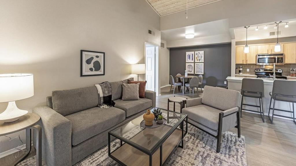 sala de estar con sofá y mesa en Landing Modern Apartment with Amazing Amenities (ID3322X64), en Dallas