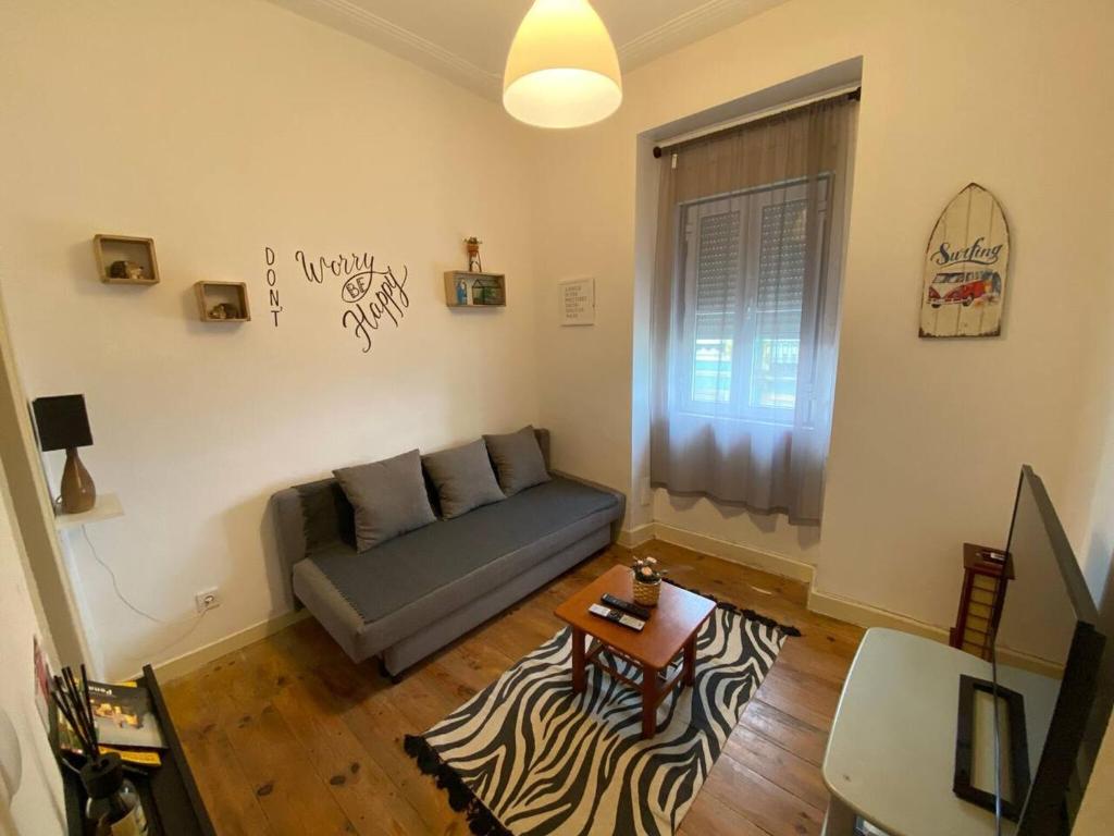 - un salon avec un canapé et une table dans l'établissement 2 bedrooms appartement with terrace and wifi at Lisboa, à Lisbonne