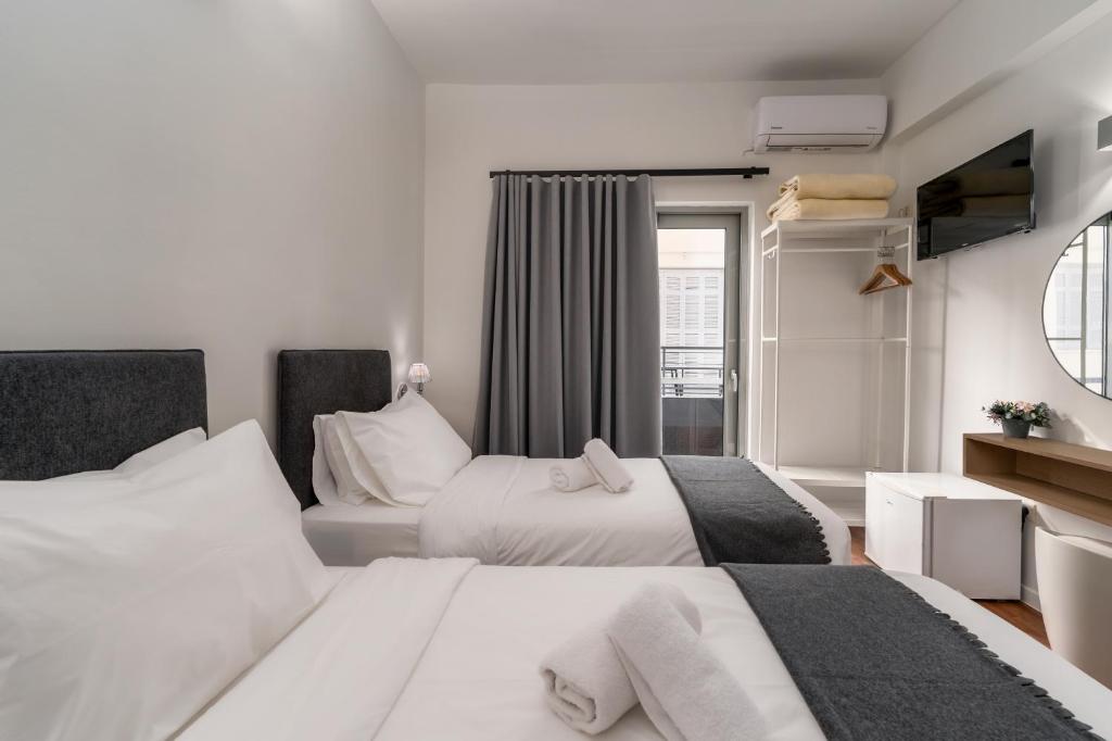 Кровать или кровати в номере Hotel Adonis Athens