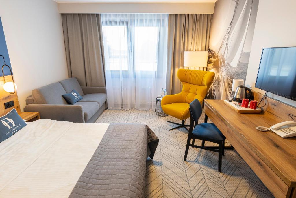 TV a/nebo společenská místnost v ubytování Omega Hotel