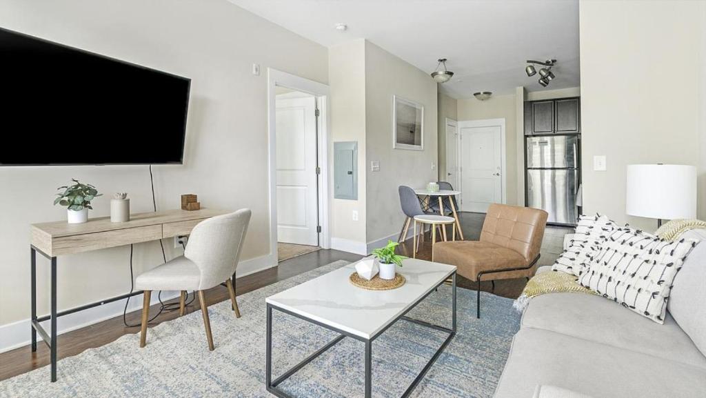 sala de estar con sofá y TV en Landing Modern Apartment with Amazing Amenities (ID2268X42), en Raleigh