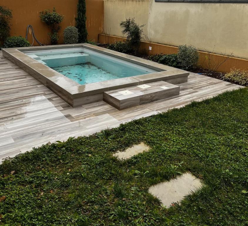 a hot tub in the yard of a house at Maison N°133 in Saint-Rémy-de-Provence