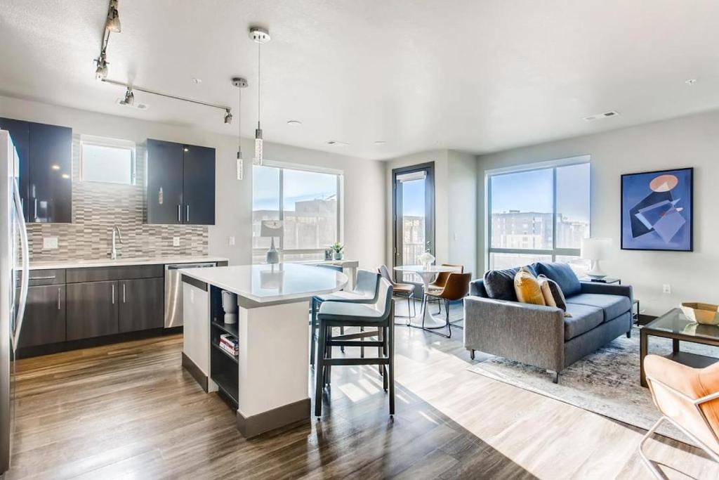 cocina y sala de estar con sofá y mesa en Landing Modern Apartment with Amazing Amenities (ID1963) en Denver