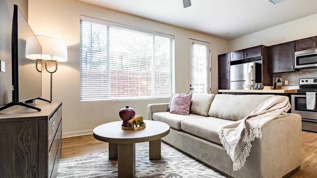 uma sala de estar com um sofá e uma mesa em Landing Modern Apartment with Amazing Amenities (ID8283X49) em Englewood