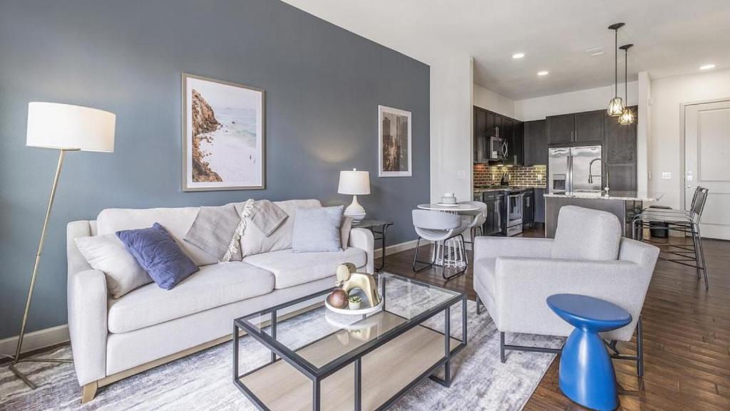 sala de estar con sofá blanco y mesa en Landing Modern Apartment with Amazing Amenities (ID9564X38) en Houston