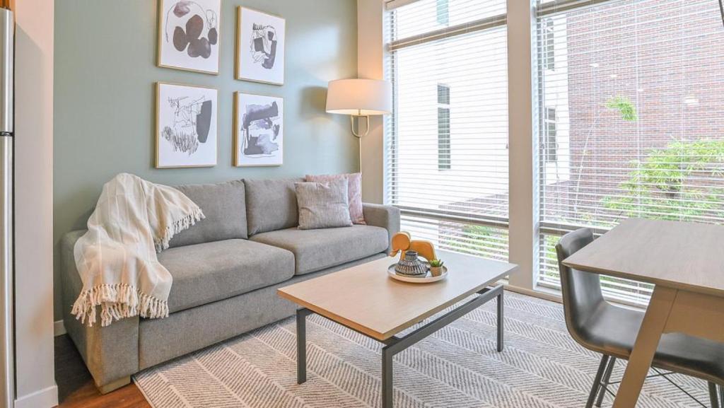 sala de estar con sofá y mesa en Landing Modern Apartment with Amazing Amenities (ID8092X98) en Orlando