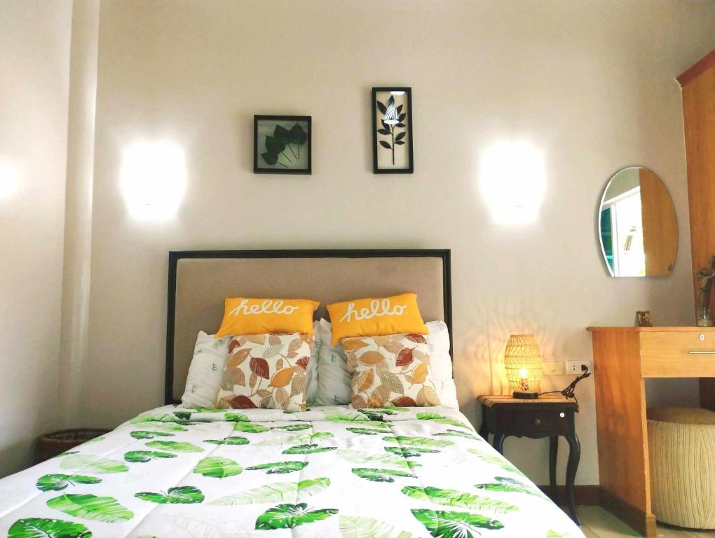 een slaapkamer met een bed met oranje kussens erop bij Sunshine's Haven in Ronda