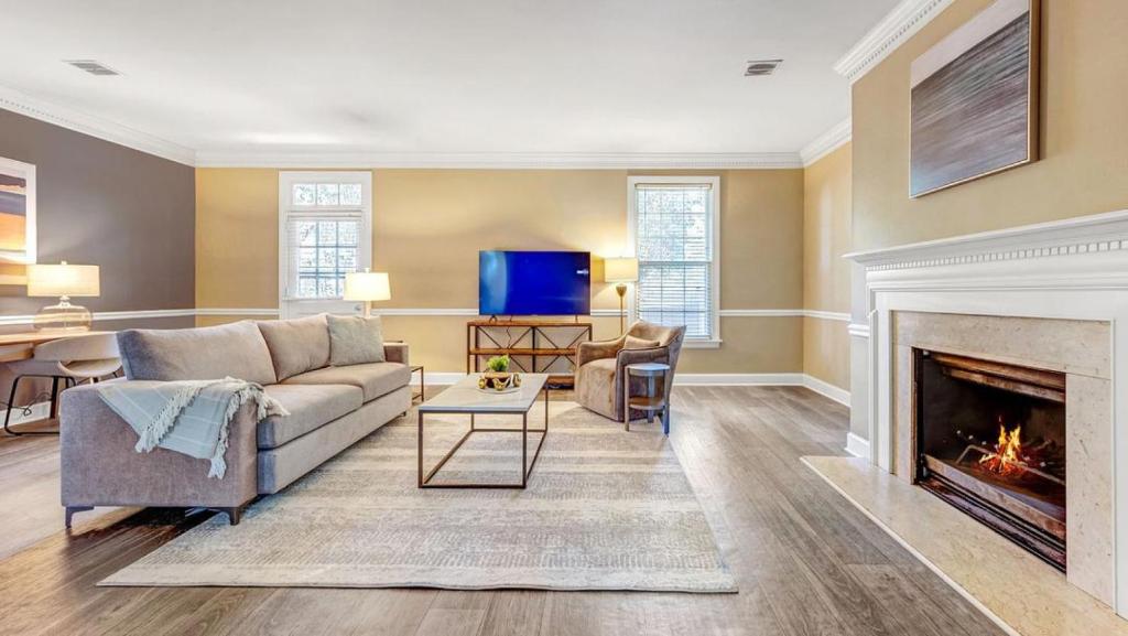 uma sala de estar com um sofá e uma lareira em Landing Modern Apartment with Amazing Amenities (ID9248) em Nashville