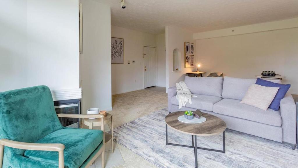 ein Wohnzimmer mit einem Sofa und einem Tisch in der Unterkunft Landing Modern Apartment with Amazing Amenities (ID7433X30) in Indianapolis