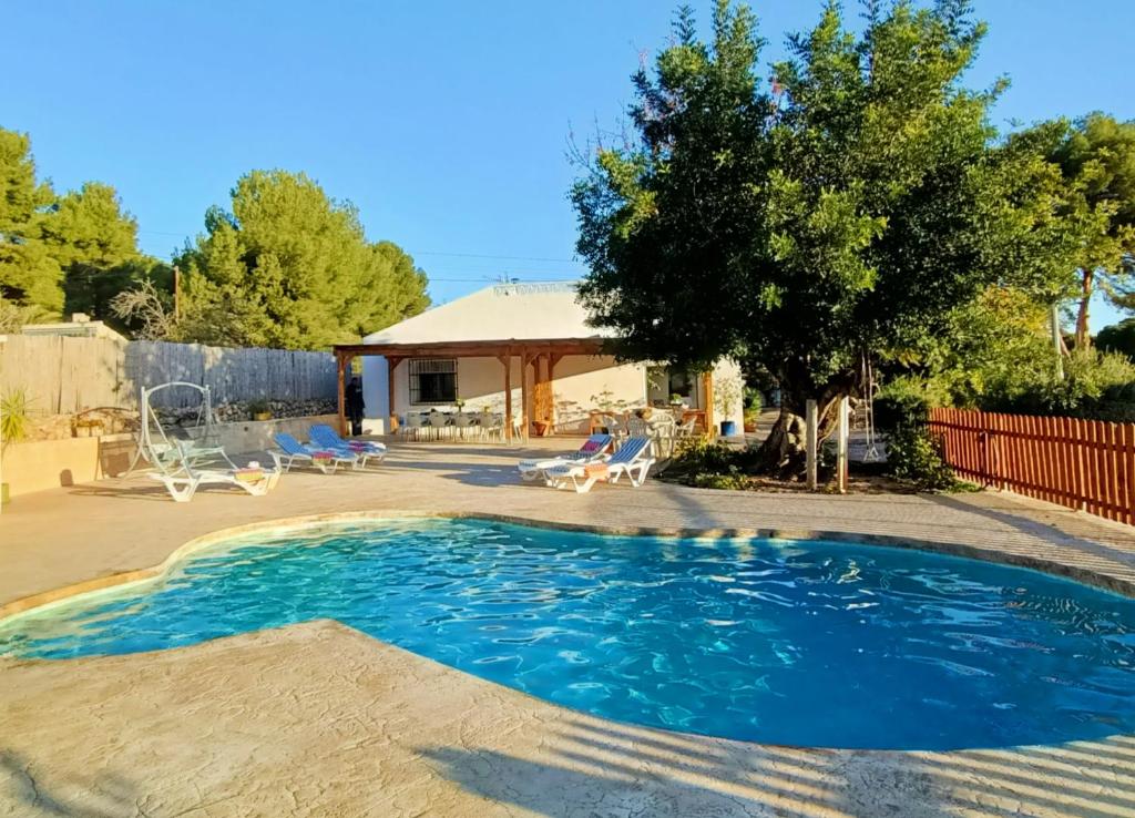 uma piscina no quintal de uma casa em Casa Mariseta y Tonet, naturaleza a 2 km del mar em Calpe