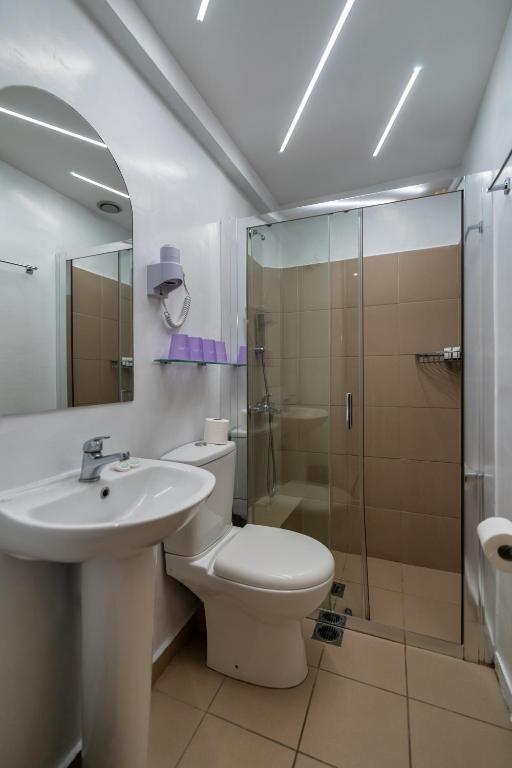 Ванная комната в Hotel Adonis Athens