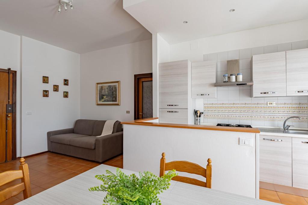 Il comprend une cuisine et un salon avec une table et un canapé. dans l'établissement Cantonovo 15 - YourPlace Abruzzo, à Francavilla al Mare
