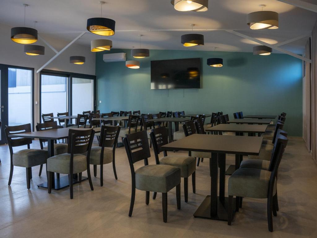 Reštaurácia alebo iné gastronomické zariadenie v ubytovaní APARTMANI INFINITY