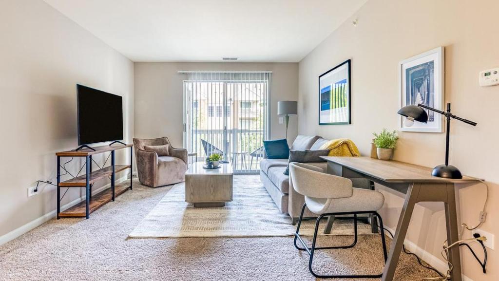 sala de estar con sofá y mesa en Landing Modern Apartment with Amazing Amenities (ID4377X11), en Naperville
