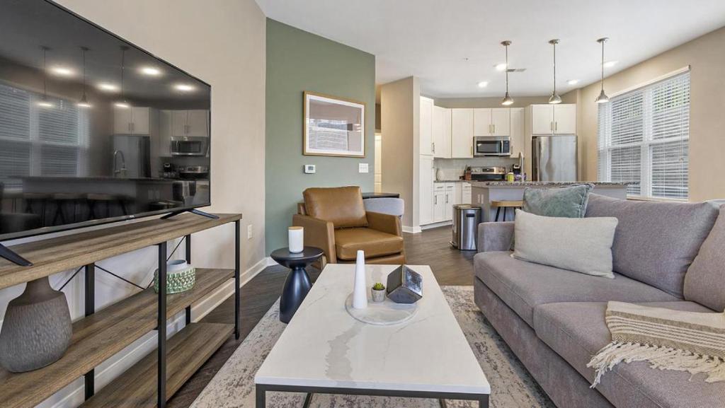sala de estar con sofá y mesa en Landing Modern Apartment with Amazing Amenities (ID8082X78), en Chapel Hill