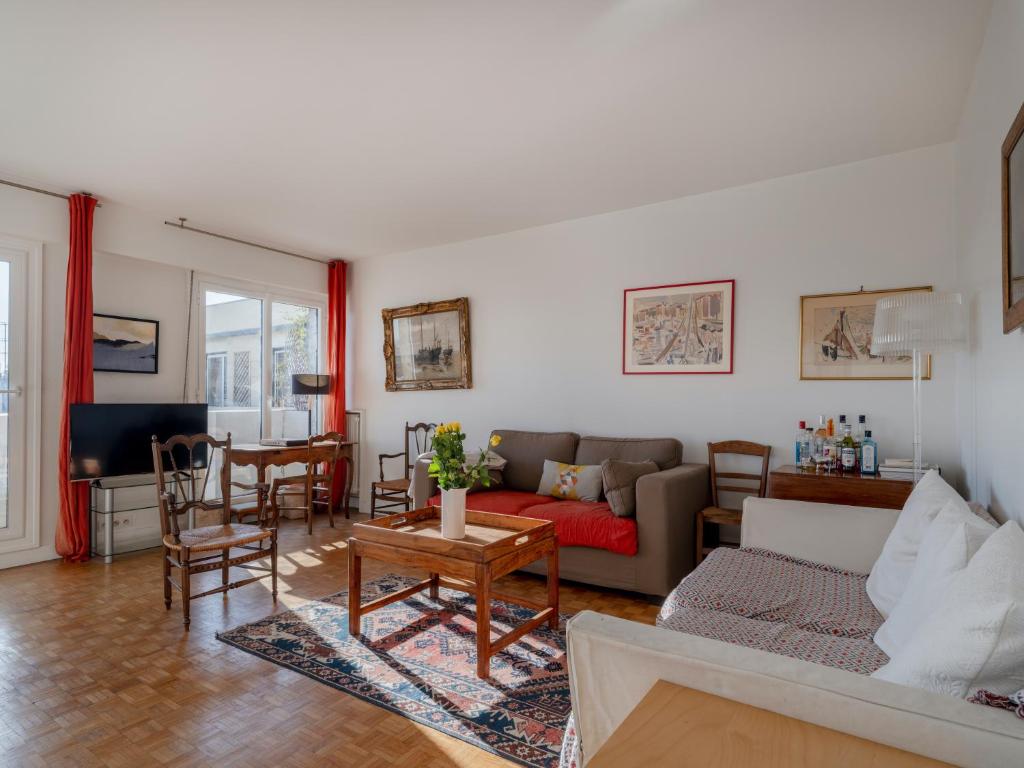 un salon avec un canapé et une table dans l'établissement Eiffel Tower Loft residence, à Paris