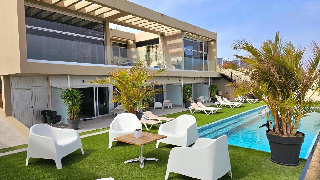 een afbeelding van een huis met een zwembad bij Apartment Fuerte in Corralejo