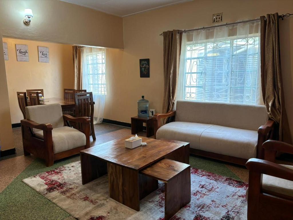sala de estar con sofá y mesa en Kiota Cha Mama, en Busia