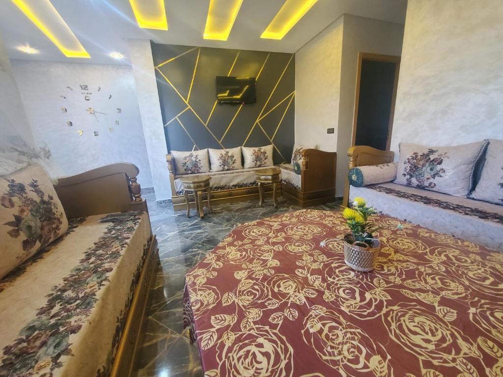 Cette chambre comprend un lit, un canapé et une table. dans l'établissement Dar Brahim, à Chefchaouen