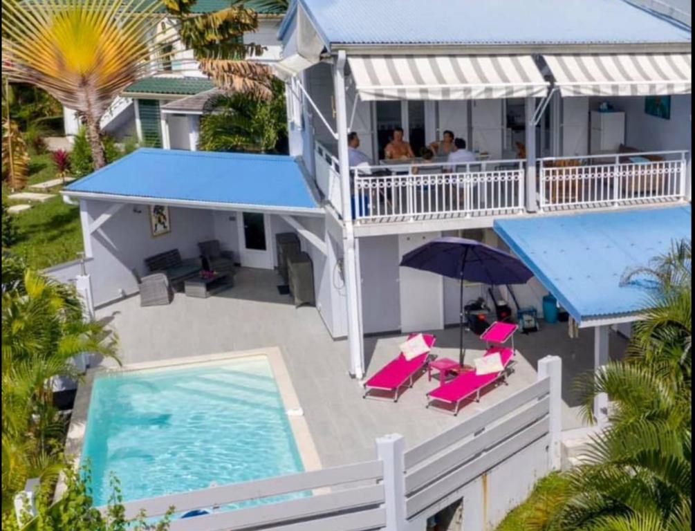 eine Luftansicht eines Hauses mit Pool in der Unterkunft Villa Lucioles mit Pool auf Martinique in Sainte-Luce