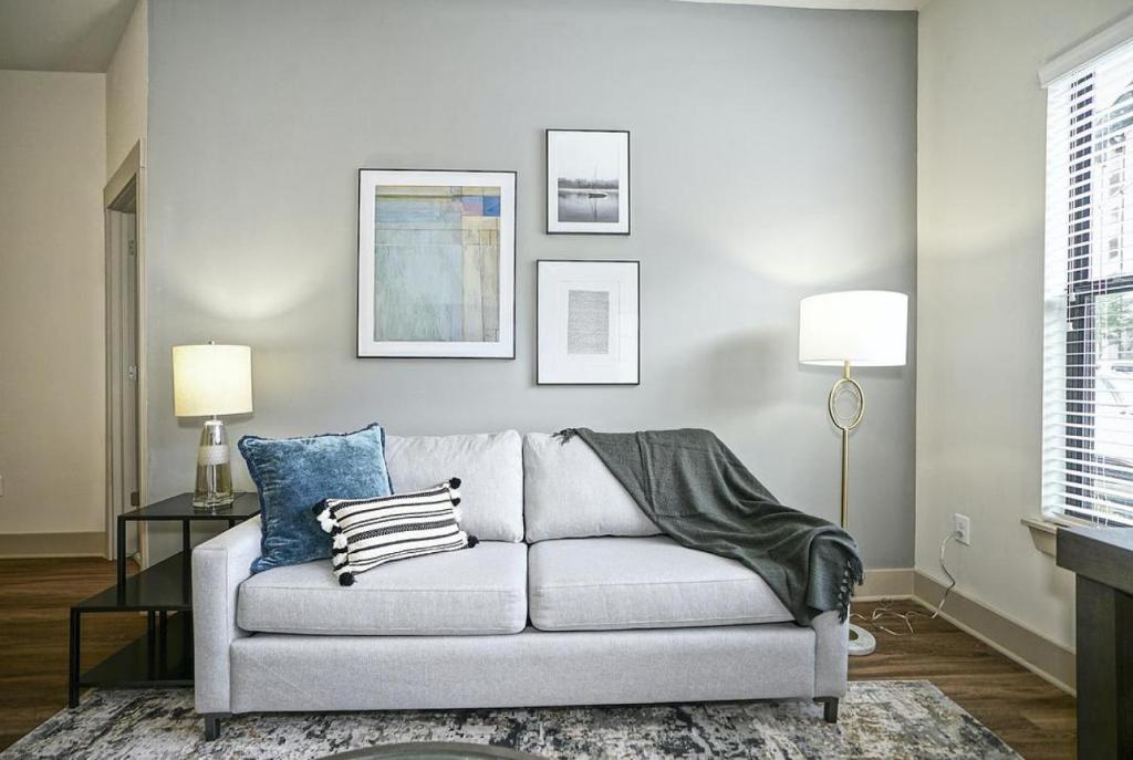 sala de estar con sofá y almohadas en Landing Modern Apartment with Amazing Amenities (ID890), en Birmingham
