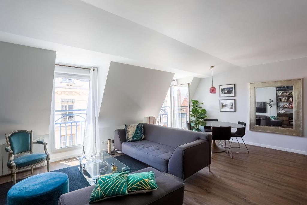 un salon avec un canapé et une table dans l'établissement Lyon Premium - Aux Berges du Rhône, à Lyon