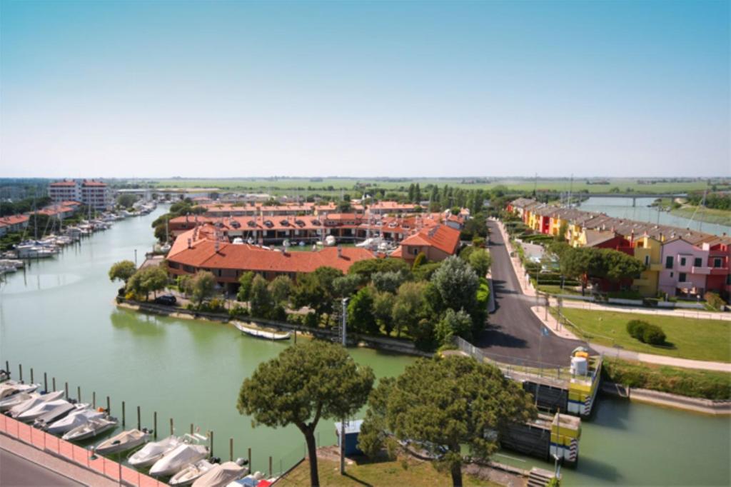 uma vista aérea de um rio com barcos ancorados em Modern flat for 6 with shared pool em Porto Santa Margherita di Caorle