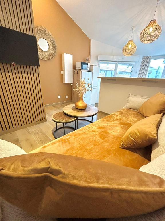 une chambre avec un grand lit et une table dans l'établissement Escapade Ensoleillé, à Saint-Jean-de-Monts