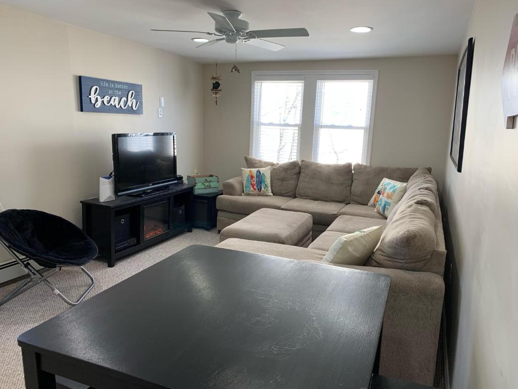 ein Wohnzimmer mit Sofa und Fernseher in der Unterkunft Bradley Beach Cozy Retreat in Bradley Beach